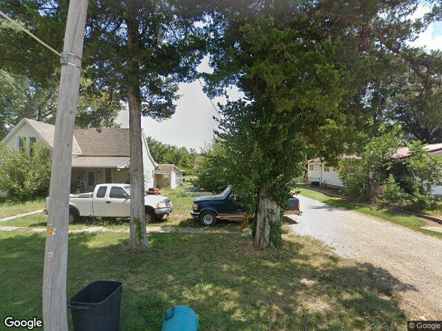 400 1/2 n oak st, garnett,  KS 66032